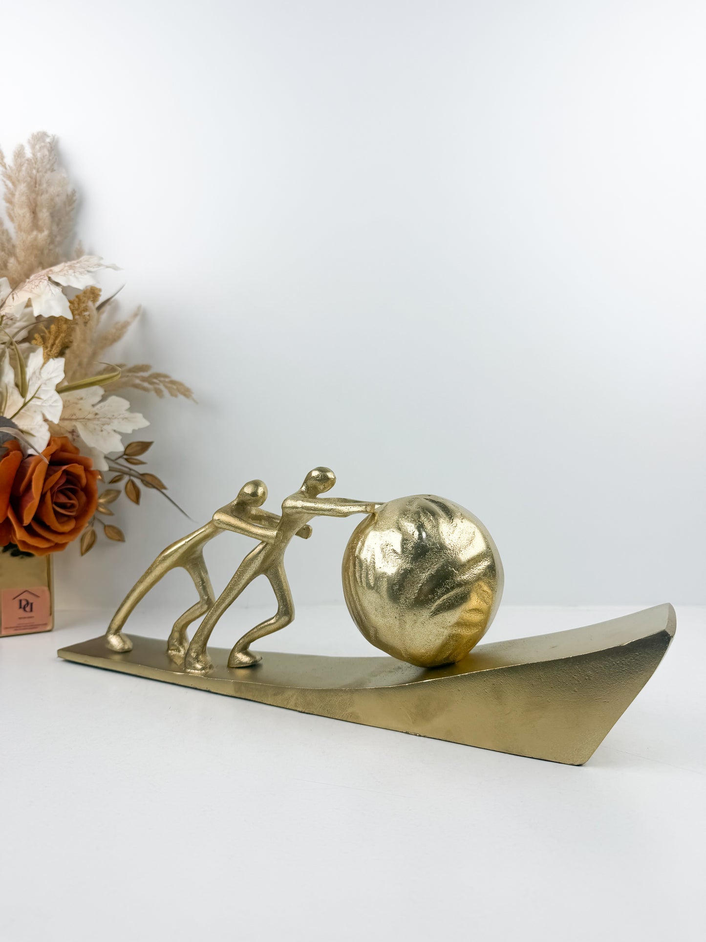 Sculpture moderne en bronze représentant deux personnages en harmonie