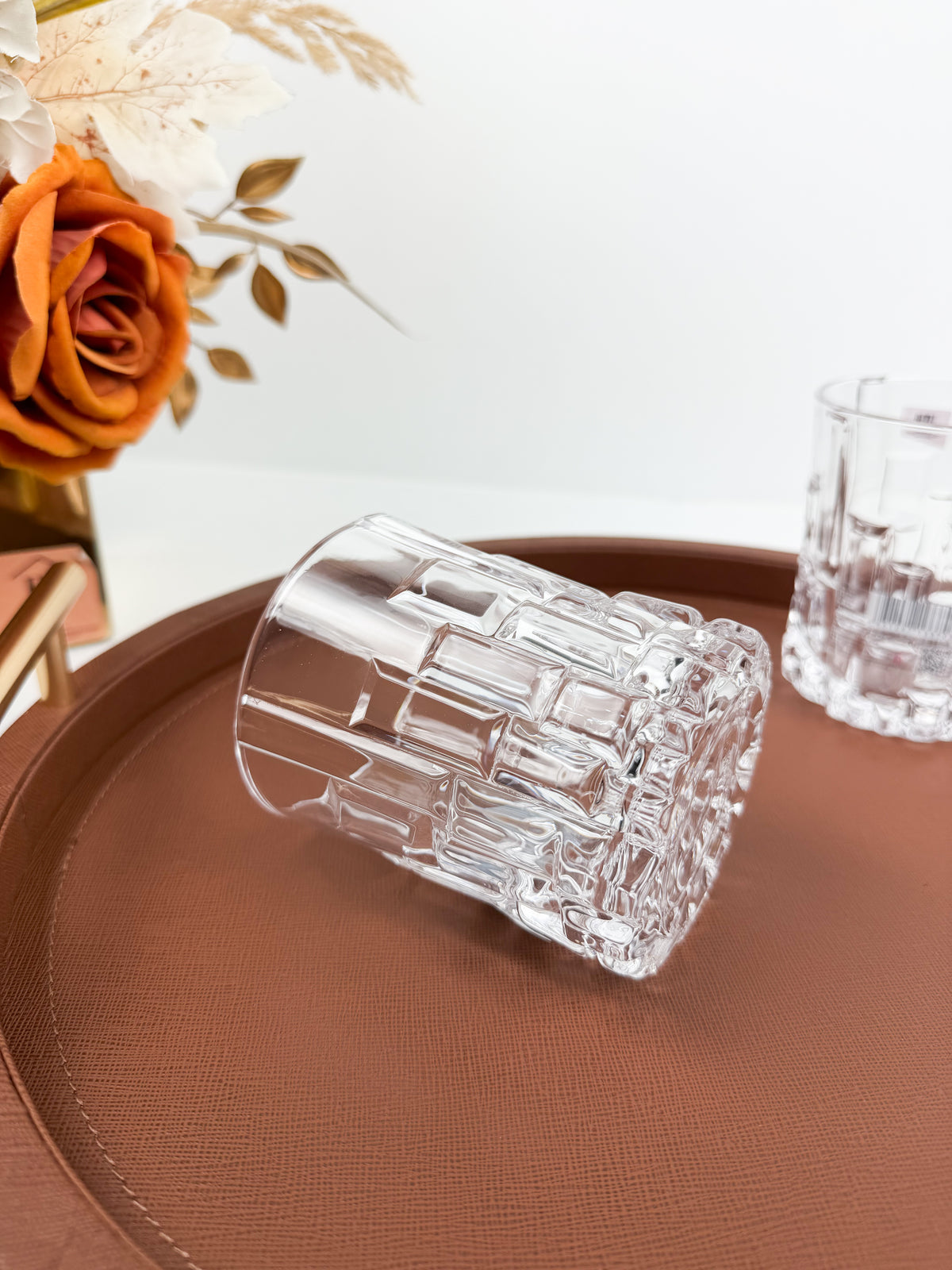 Service de six verres à thé transparents en verre ciselé à motifs géométriques en relief.