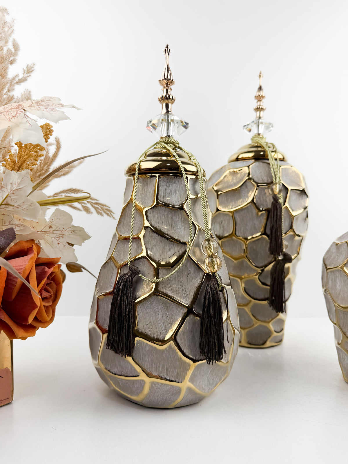 Trio de vases en céramique au design épuré et sophistiqué.