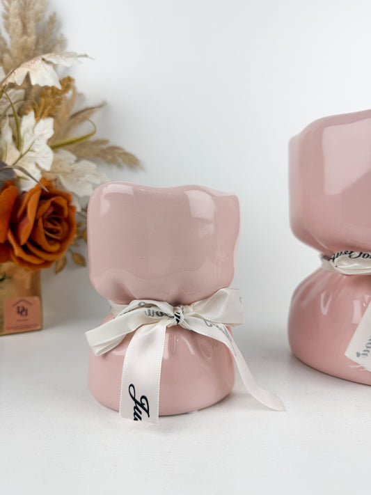 Duo vases en céramique rose, au design élégant rappelant un bouquet de fleurs