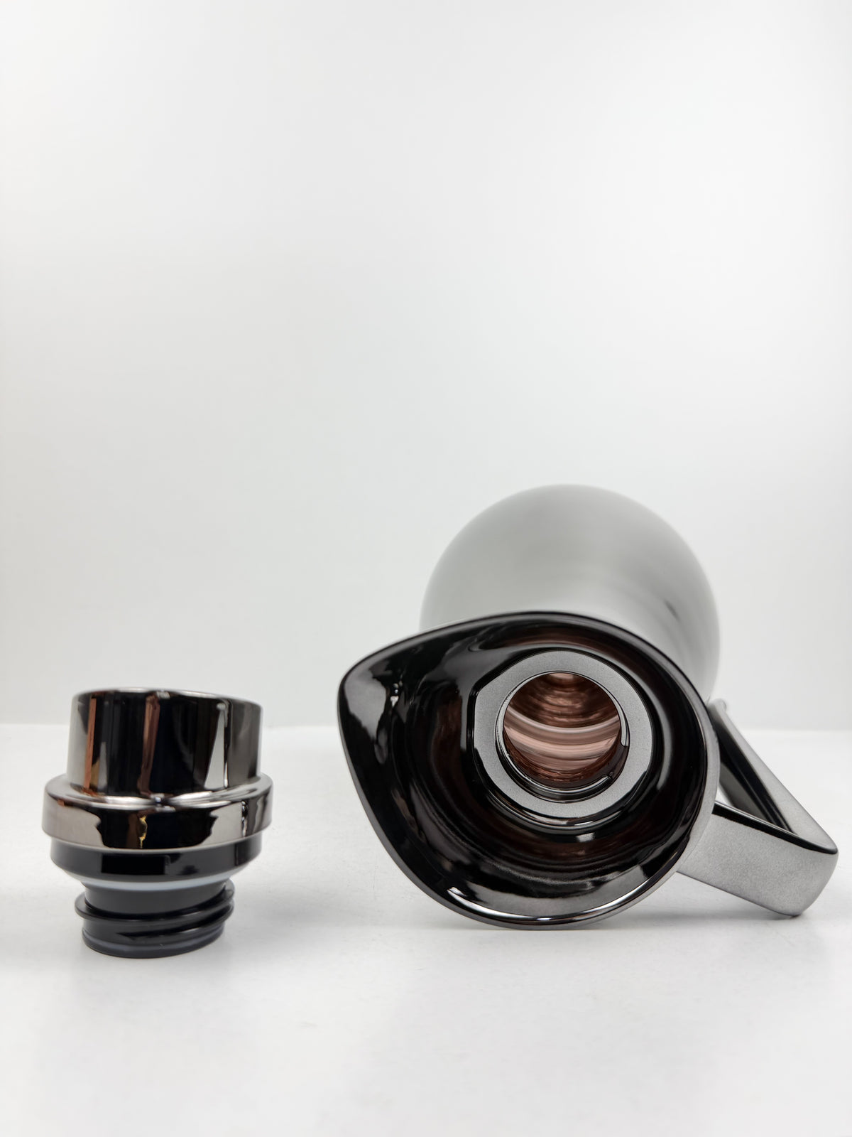 Thermos moderne en verre effet miroir chromé avec grande poignée profilée.