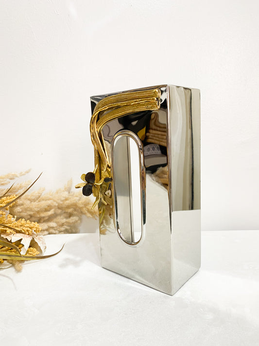 Boîte à mouchoirs rectangulaire au design sophistiqué et intemporel aux finition argentée
