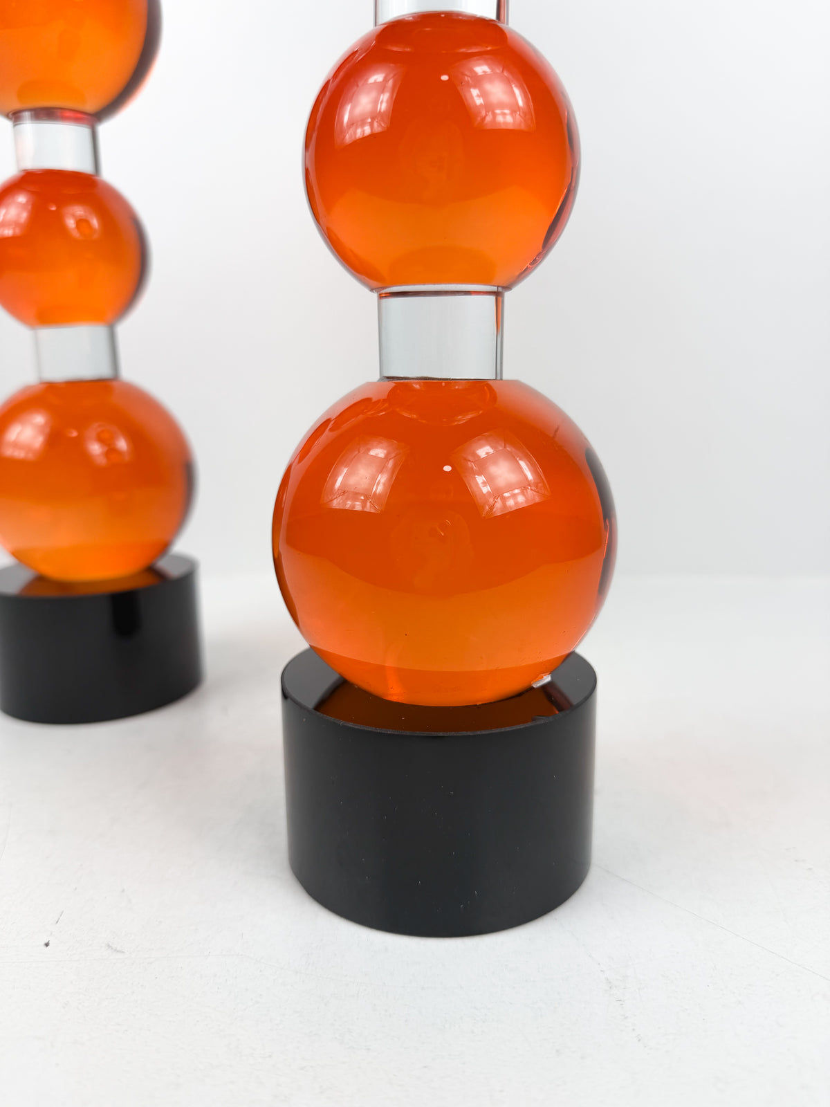 Duo de sculptures aux formes de bulles en céramique élégants.