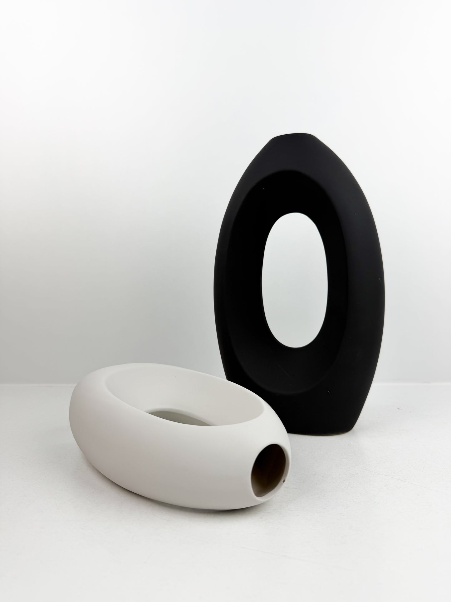 Duo de vases noir et blanc aux finitions mates en céramique