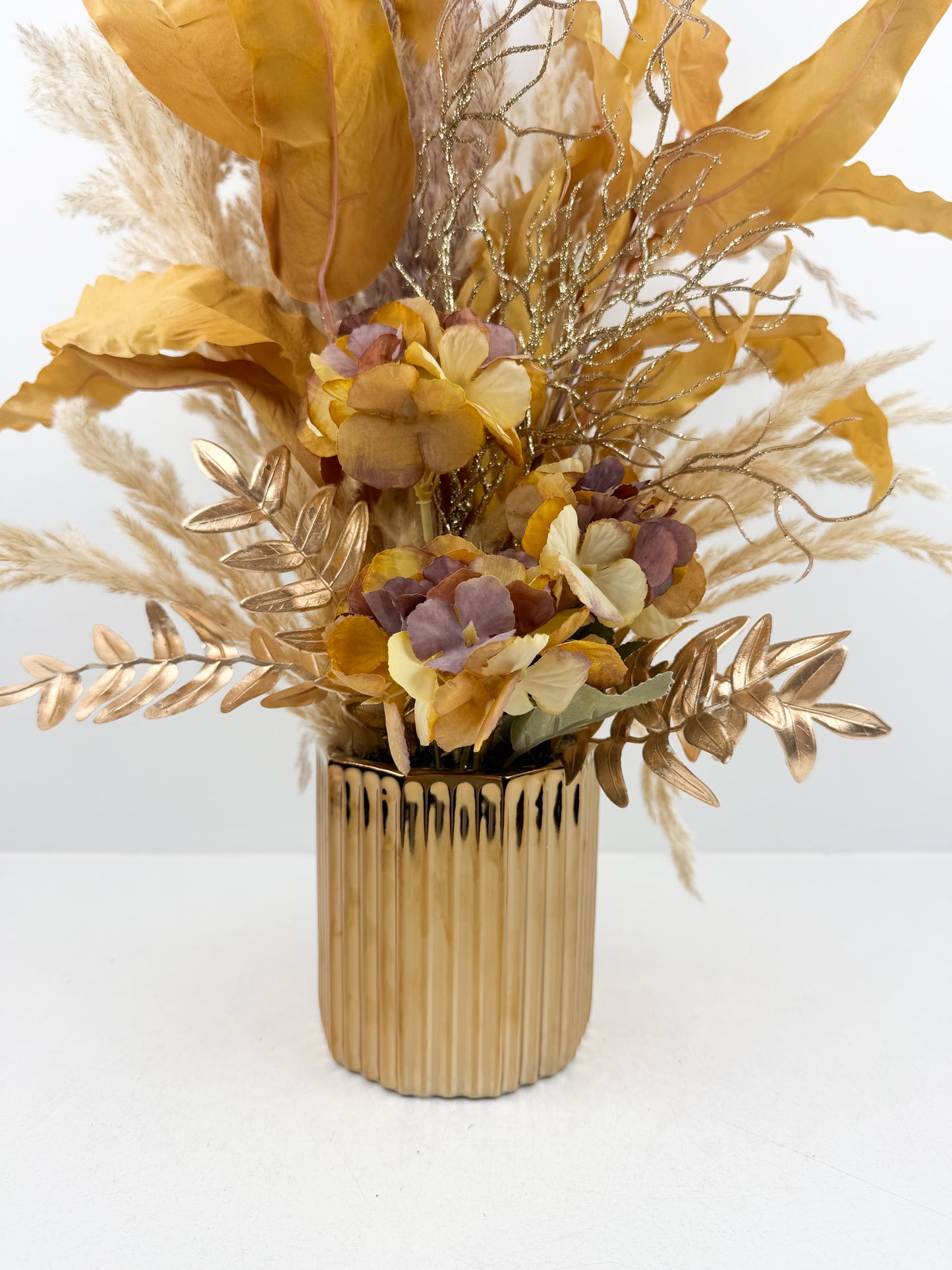Fleurs séchées marron agrémenté de délicates petites fleurs violettes au design élégant et luxueux.