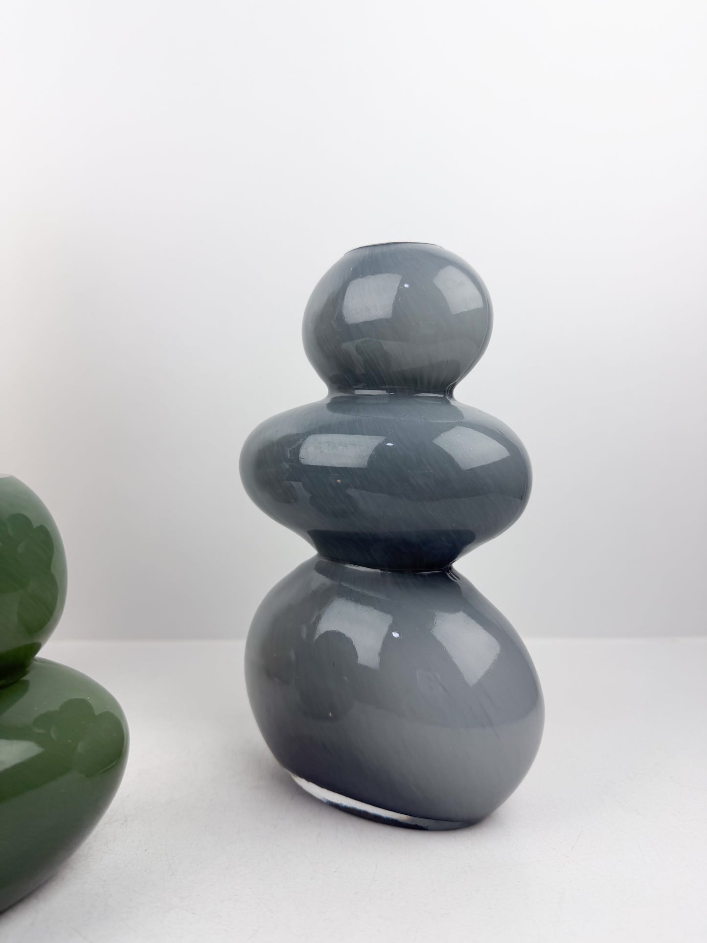 Trio de vases en verre aux formes épurées et sophistiquées