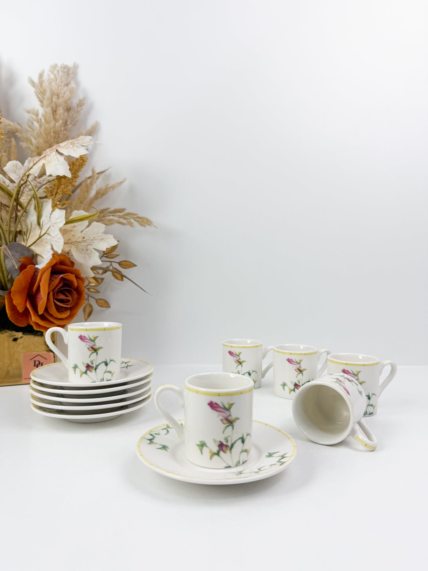 Ensemble de six tasses à espresso avec sous-tasses aux motifs florales