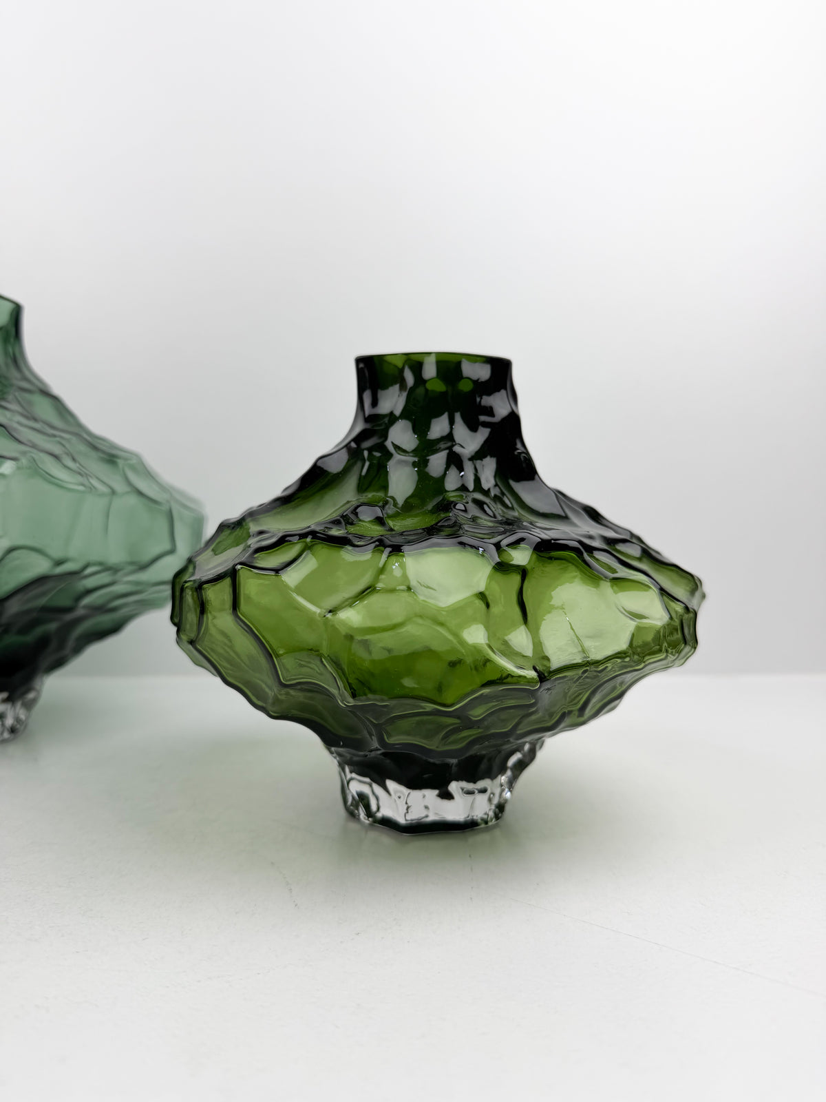 Duo de Vases Décoratifs sculpturale en Vert .