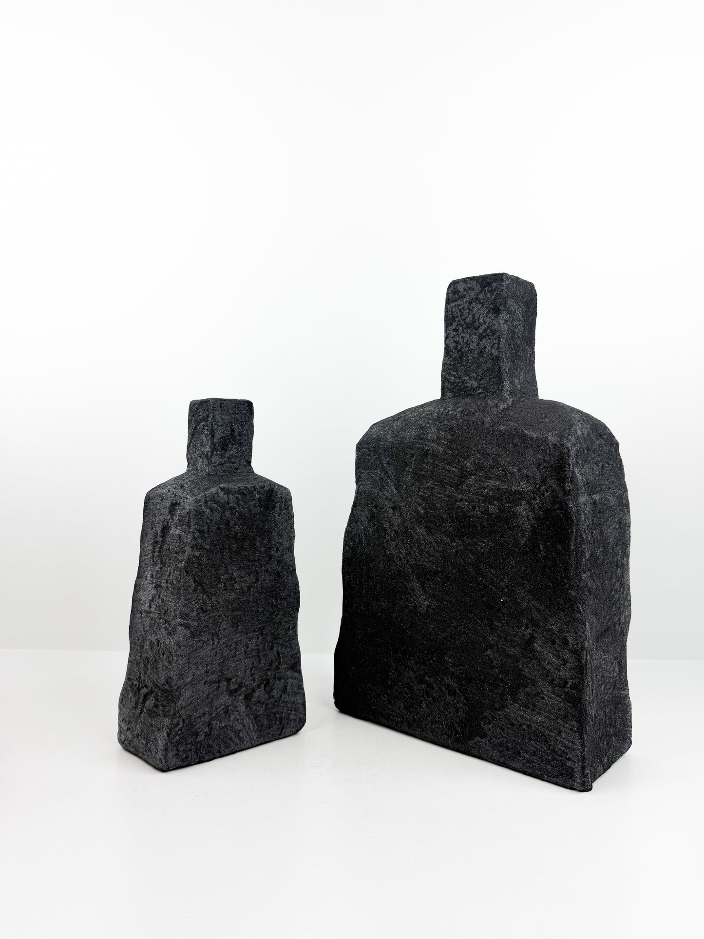 Duo de vases géométriques aux formes épurées et modernes