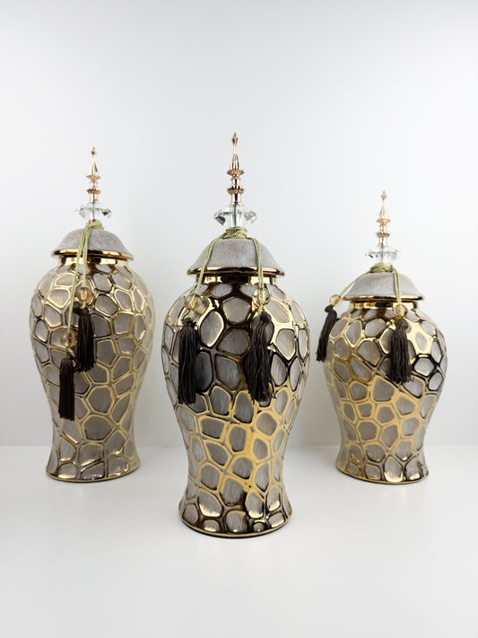 Trio de vases décoratives en céramique au design épuré et sophistiqué.