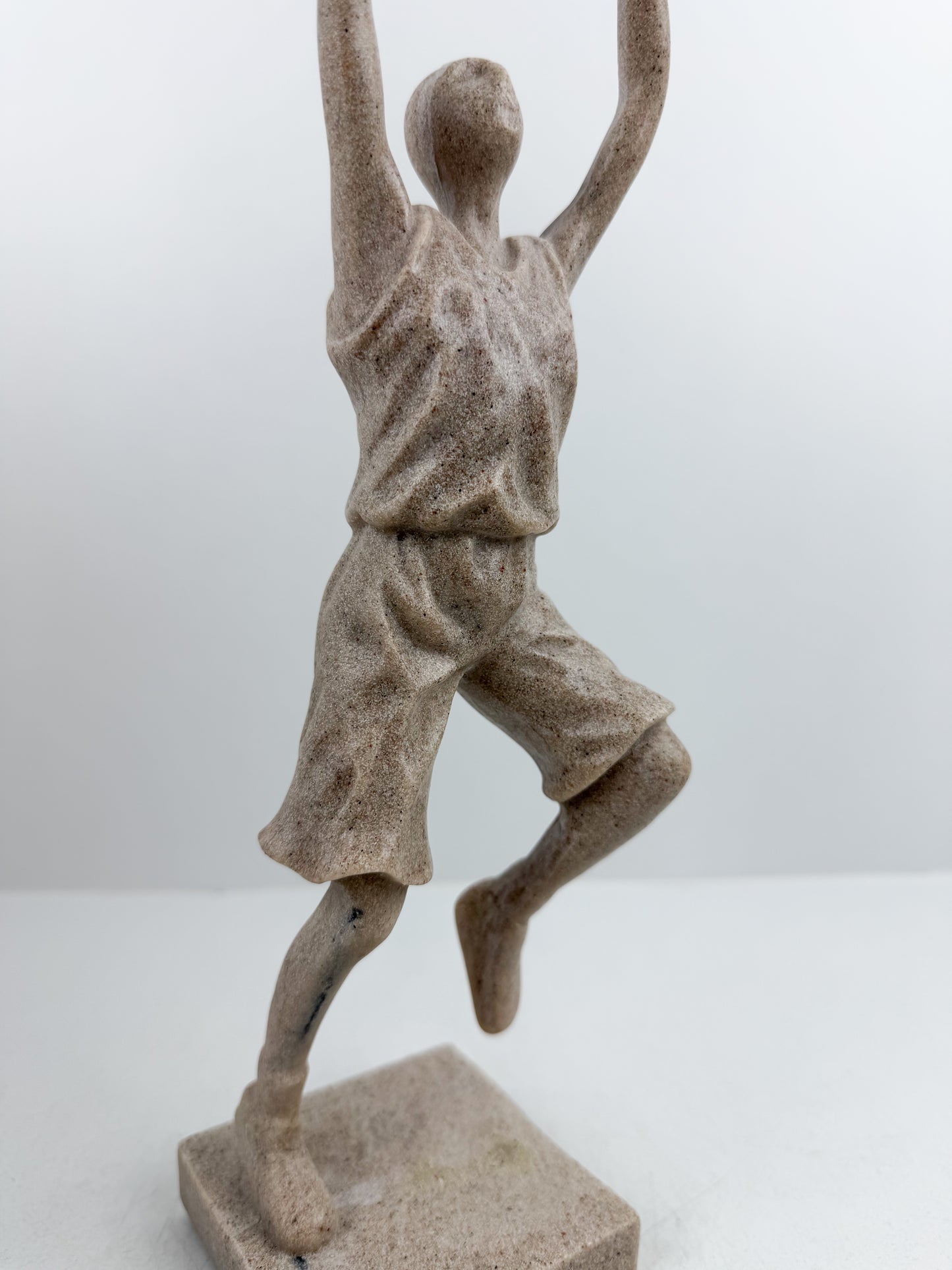 Figurine décorative d'un joueur de basketball élégant.