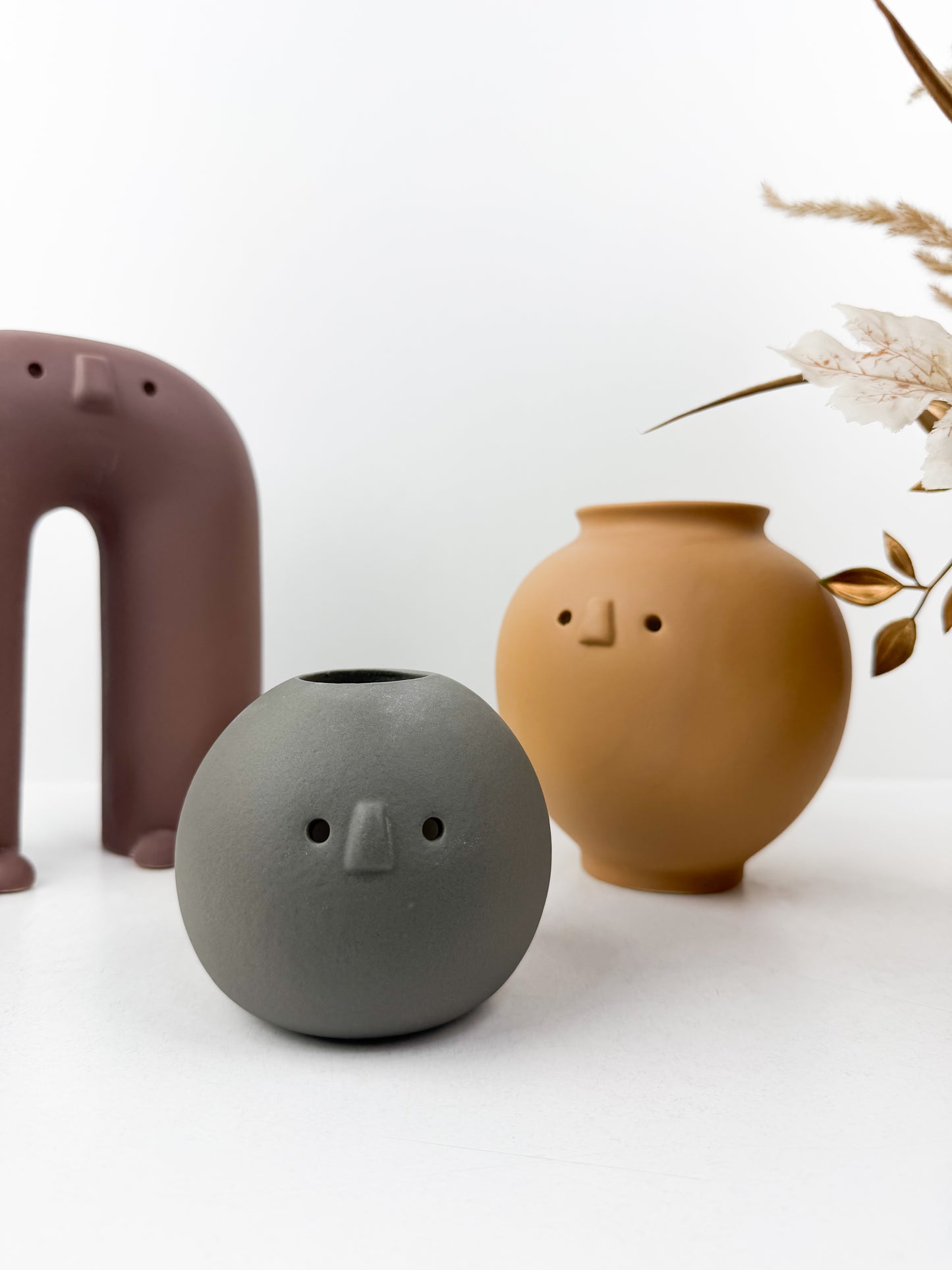 Trio de vases en céramique aux formes organiques et expressives