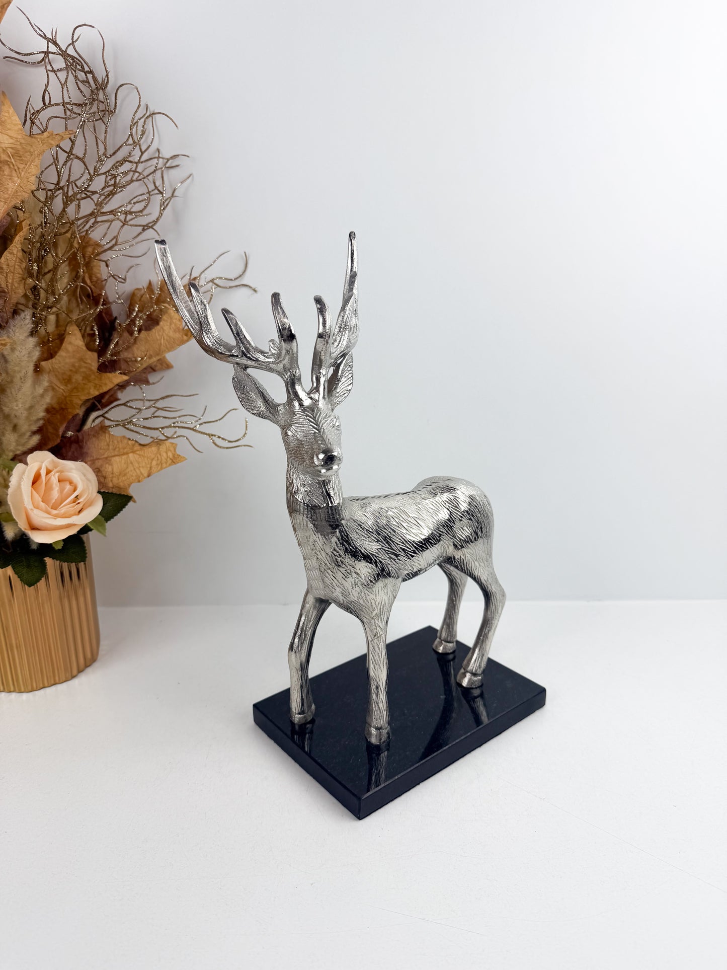 Figurine de gazelle argentée en métal, élégante et raffinée.