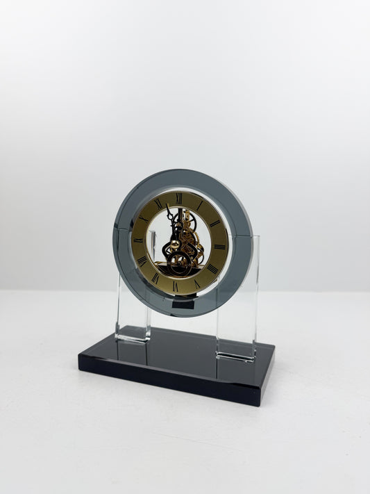 Horloge décorative en cristal au design épuré et intemporel.