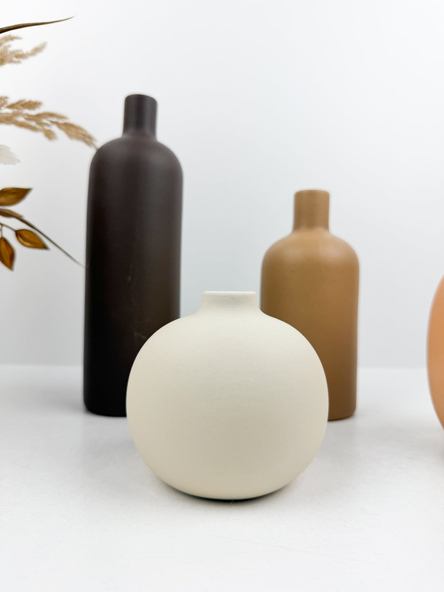 Ensemble de quatre mini vases aux formes et couleurs variées