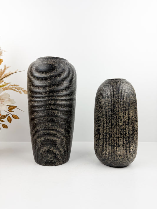 Duo de vases aux teintes noir en céramique alliant élégance et raffinement