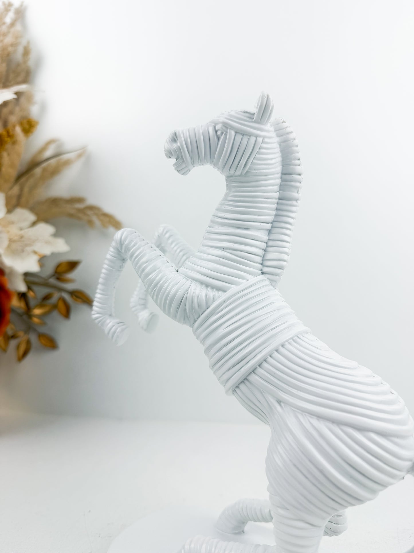 Sculpture de cheval blanc au style moderne