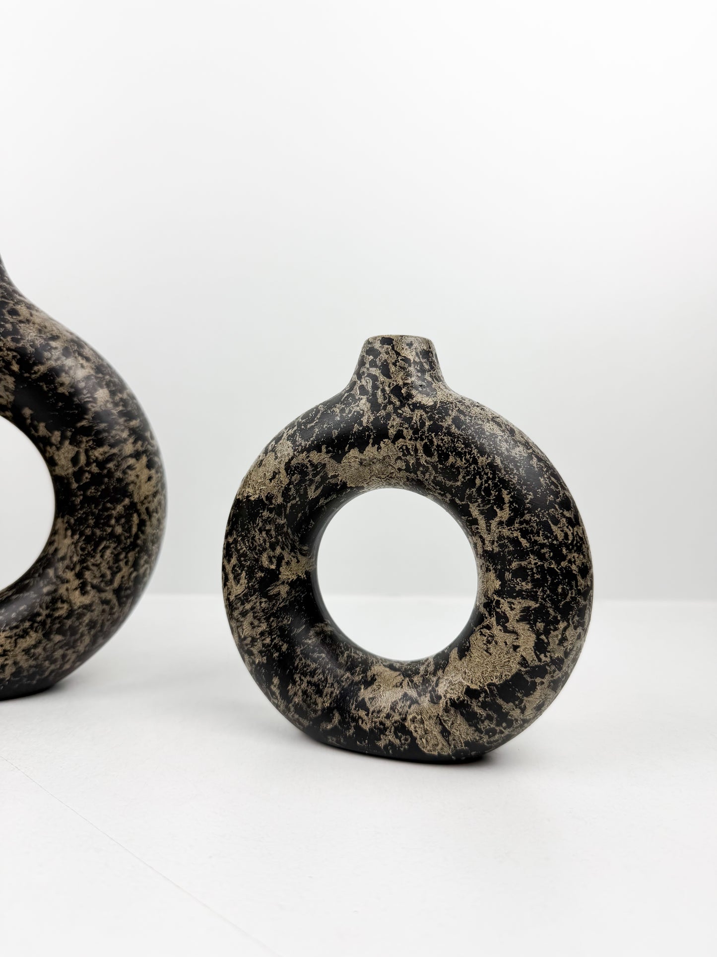 Ensemble de trois vases en céramique élégants noir