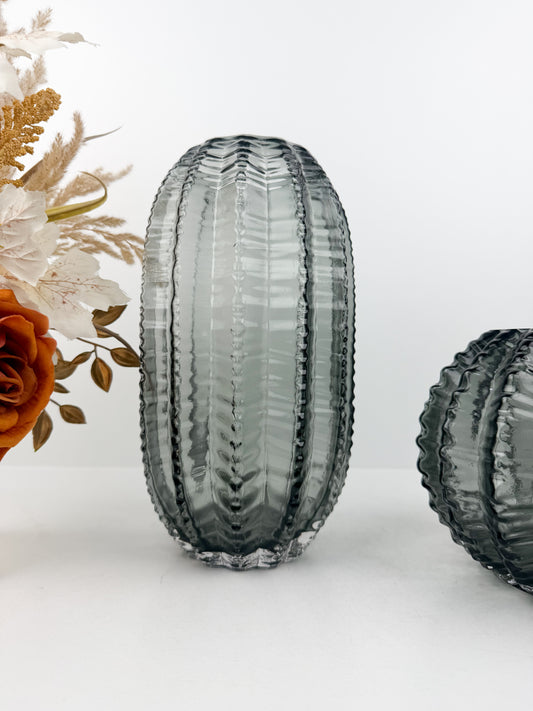 Duo de vases chic en verre gris foncé aux formes épurées inspirées du cactus