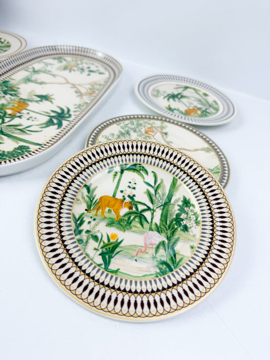 Grande assiette de service accompagnée de six assiettes assorties aux motifs jungle