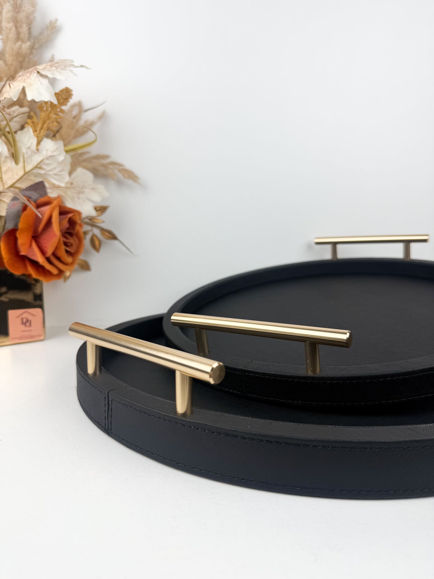 Ensemble de plateaux en cuir avec poignées en métal texturé noir