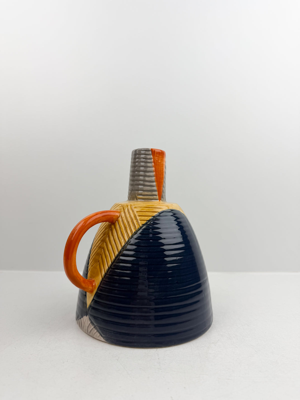 Vase en Céramique traditionnel sculptural unique.