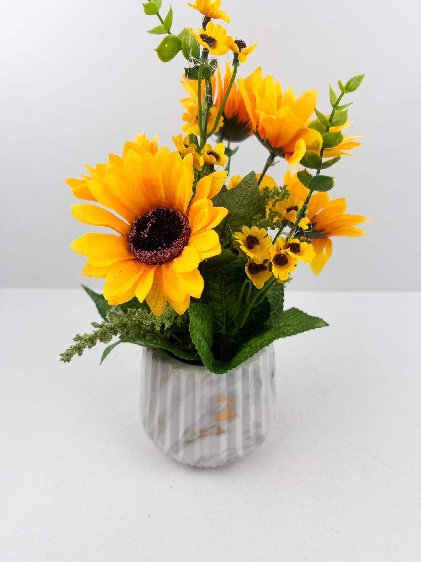 Tournesols artificiels d'une élégance intemporelle d'un pot blanc marbré haut de gamme