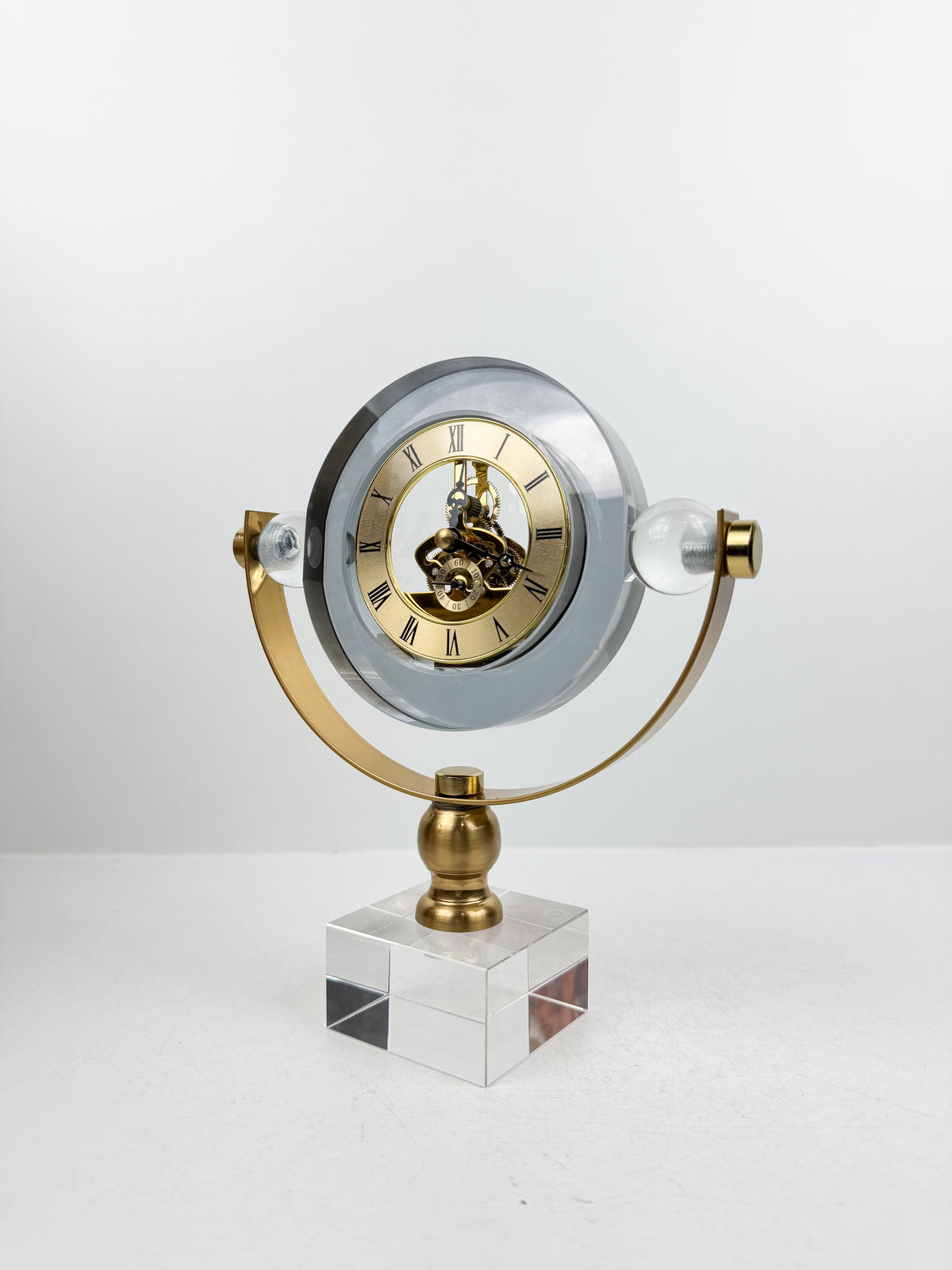 Horloge de Table en cristal métal doré élégant.