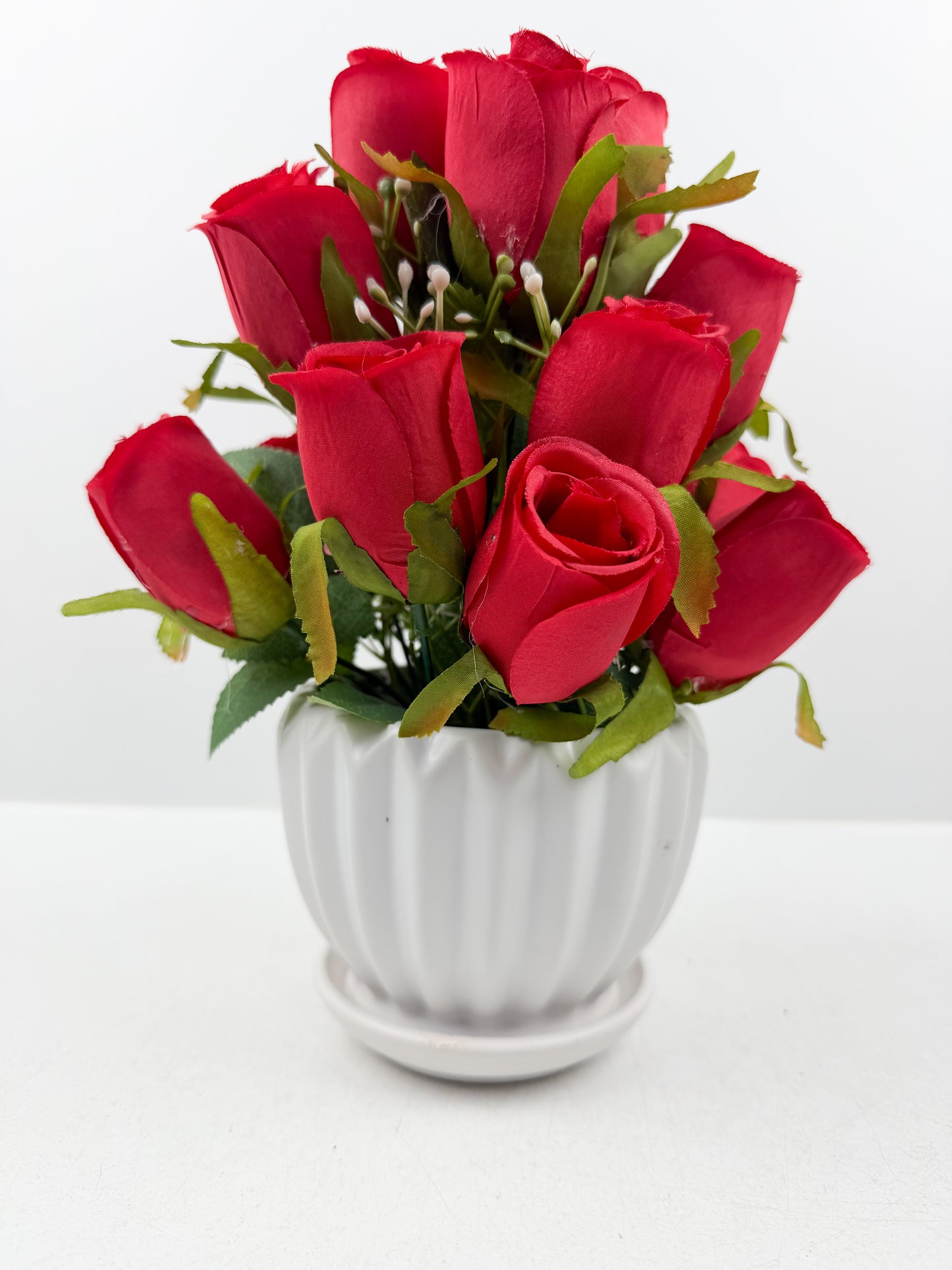 Fleurs artificielles rouges d'une élégance intemporelle.