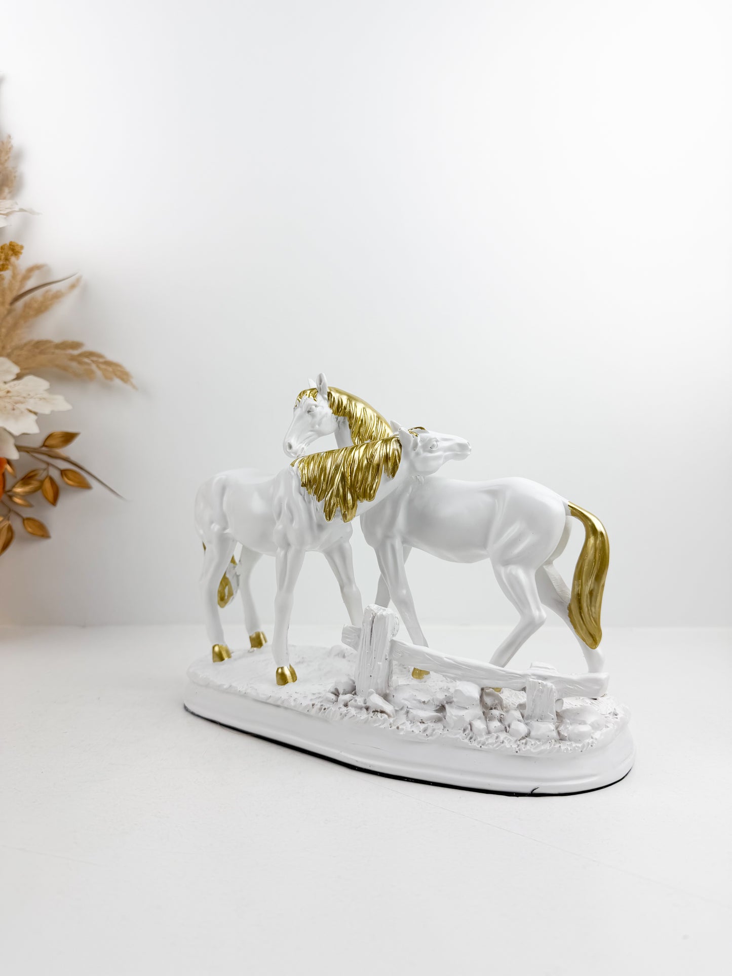 Sculpture élégante représentant un duo de chevaux blanc