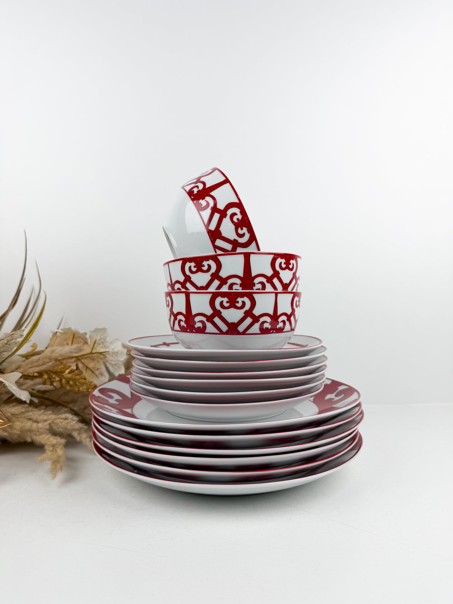 Service de porcelaine signée Hermès rouge 18 pièces