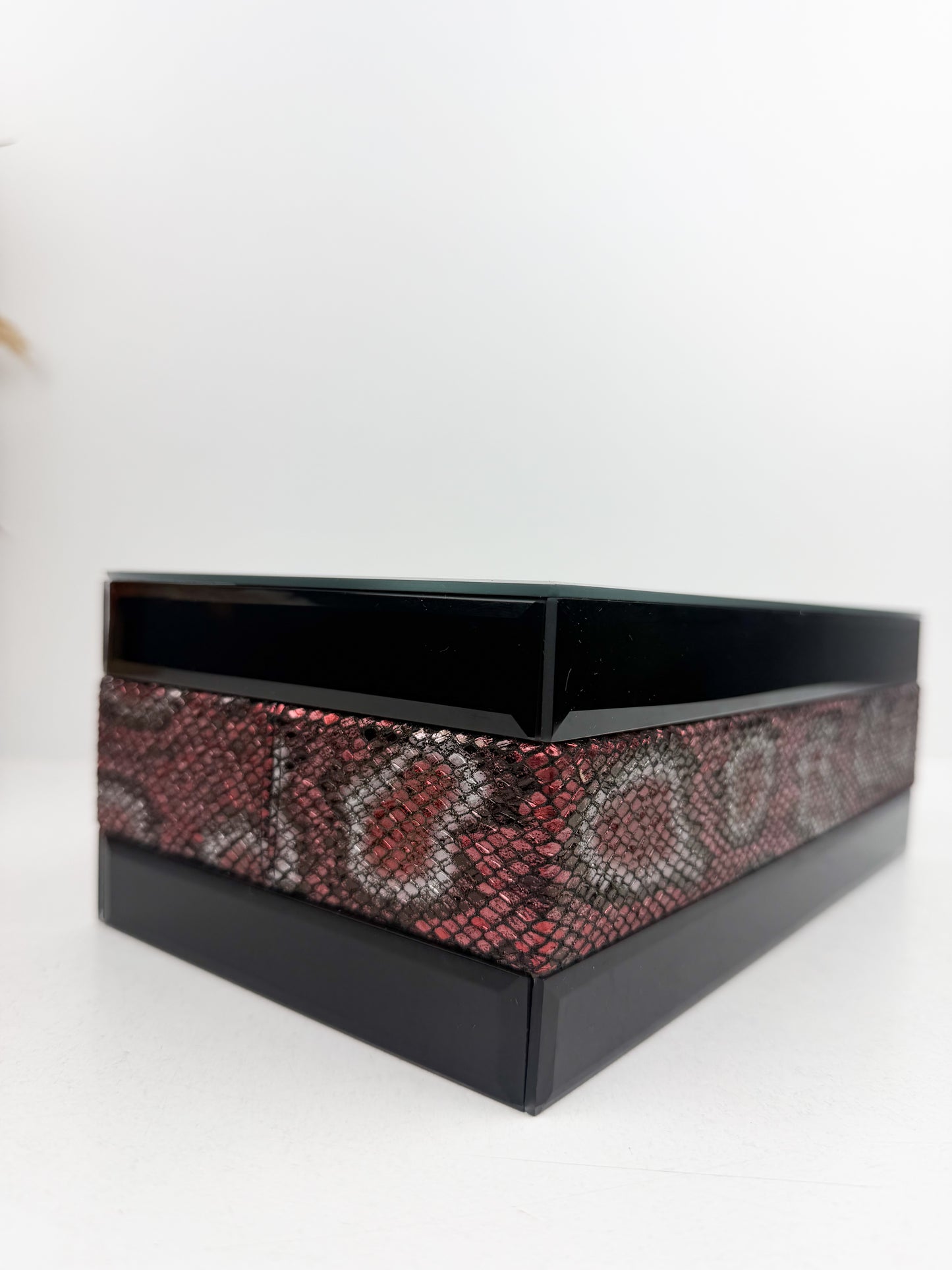 Boîte à mouchoirs miroir avec bandeau léopard rouge.