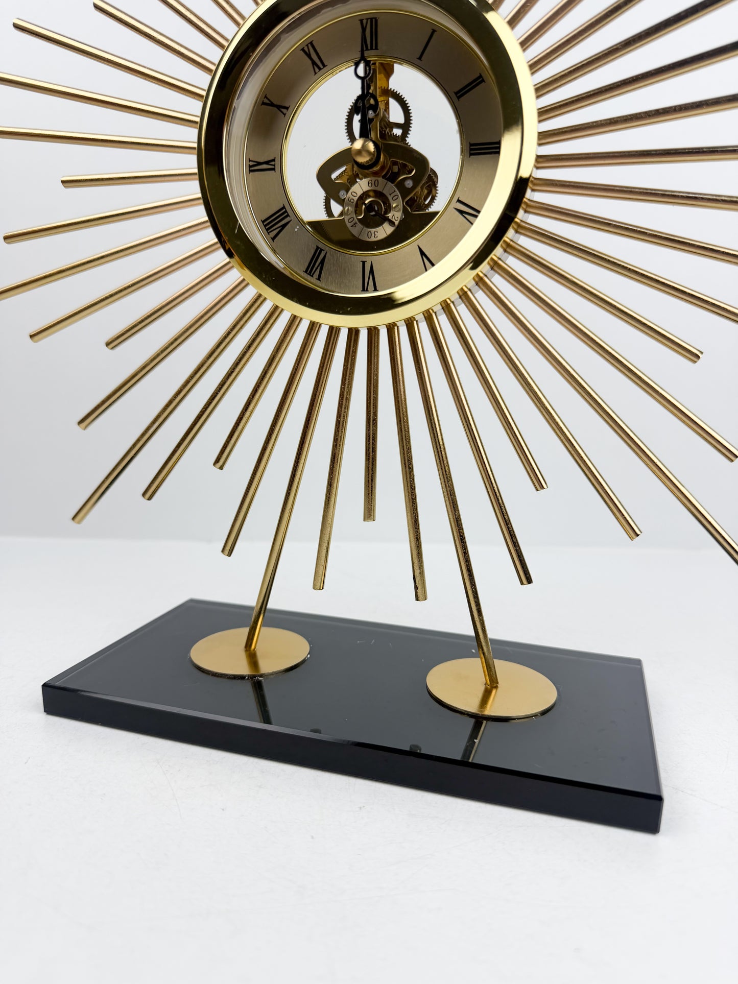Horloge de décoration en métal inspirée par les rayons du soleil.