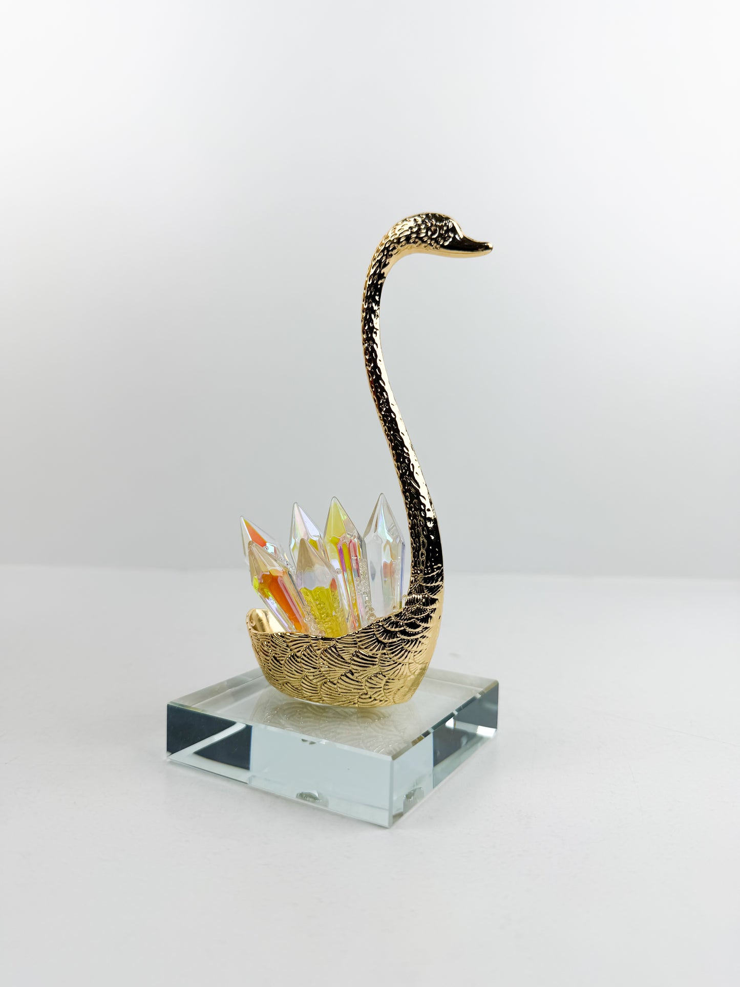 Figurine représente un cygne décoratif en cristal doré
