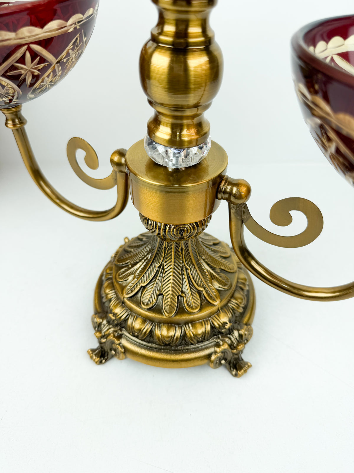 Présentoir royal rouge en métal et cristal, alliant élégance et luxe