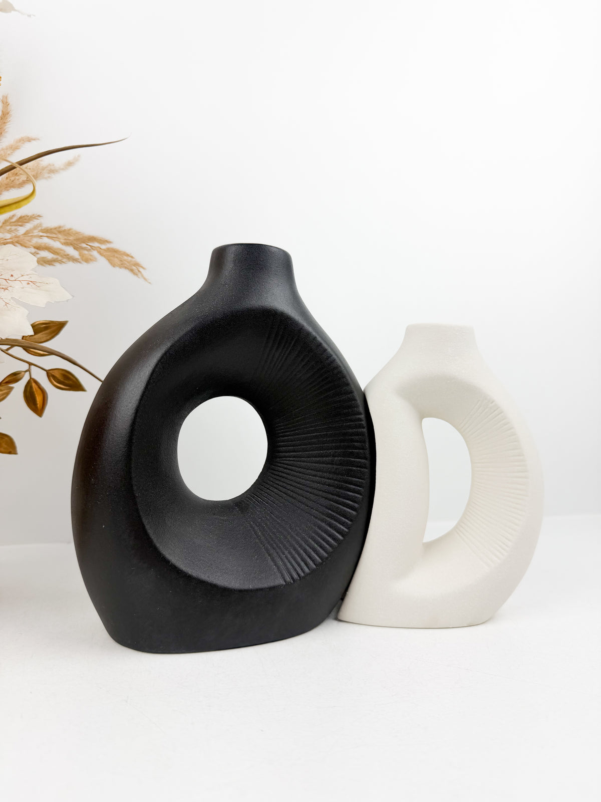 Duo de vases aux formes épurées et élégantes en céramique