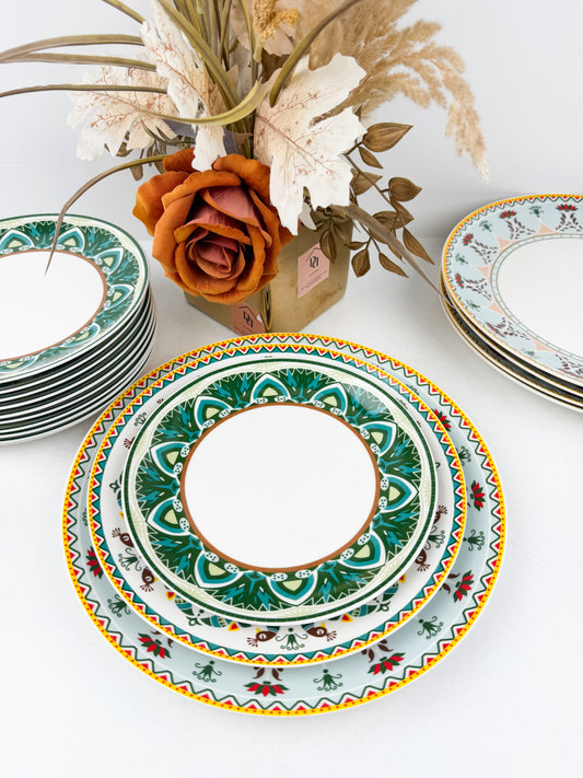 Service de table composé de 36 assiettes en porcelaine de luxe