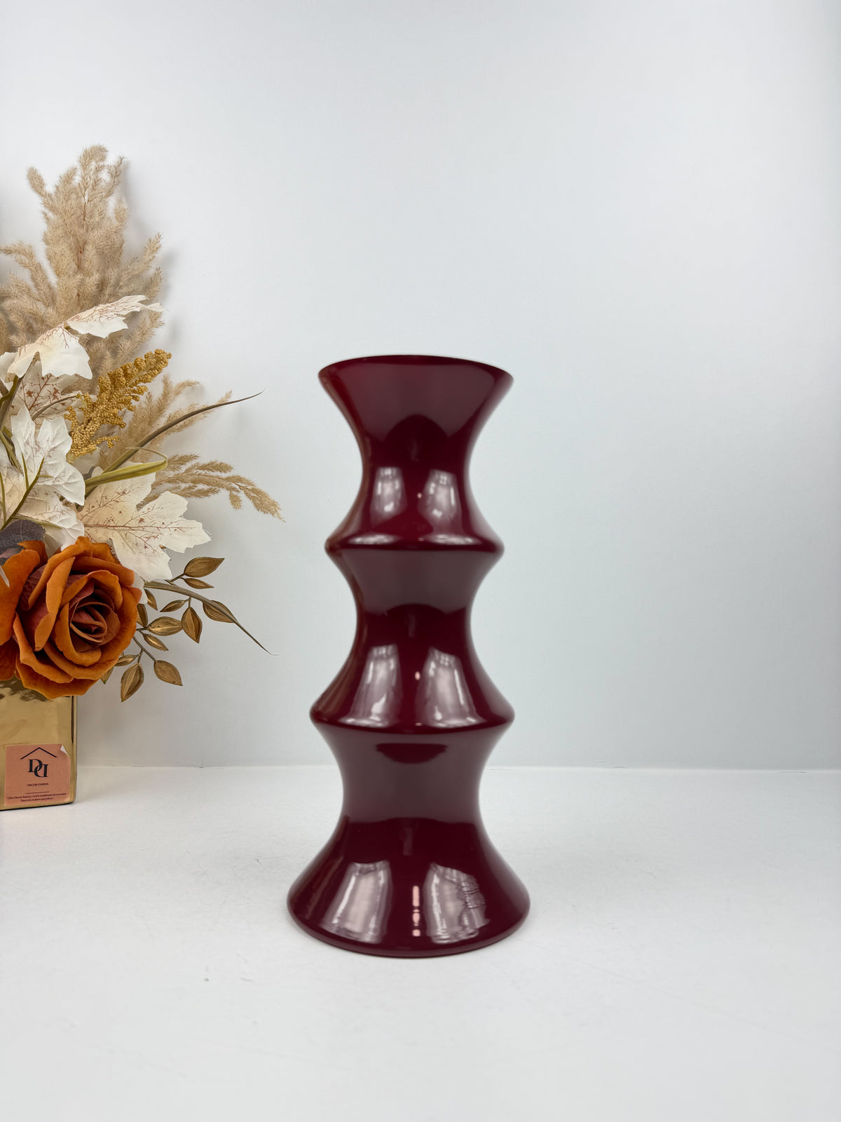 Vase sculptural rouge.