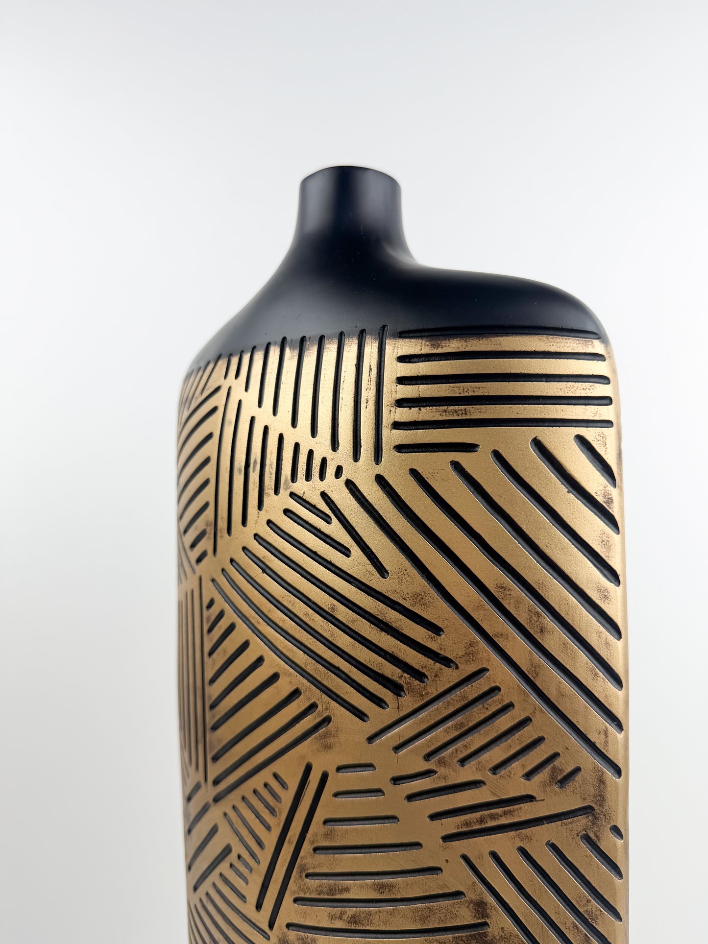 Grand vase en résine décoratif aux lignes épurées, son motif géométrique gravé incarne le style chic