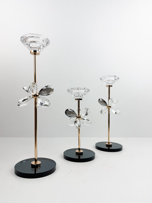 Trio de Bougeoirs contemporain fleur en cristal sur un socle noir.