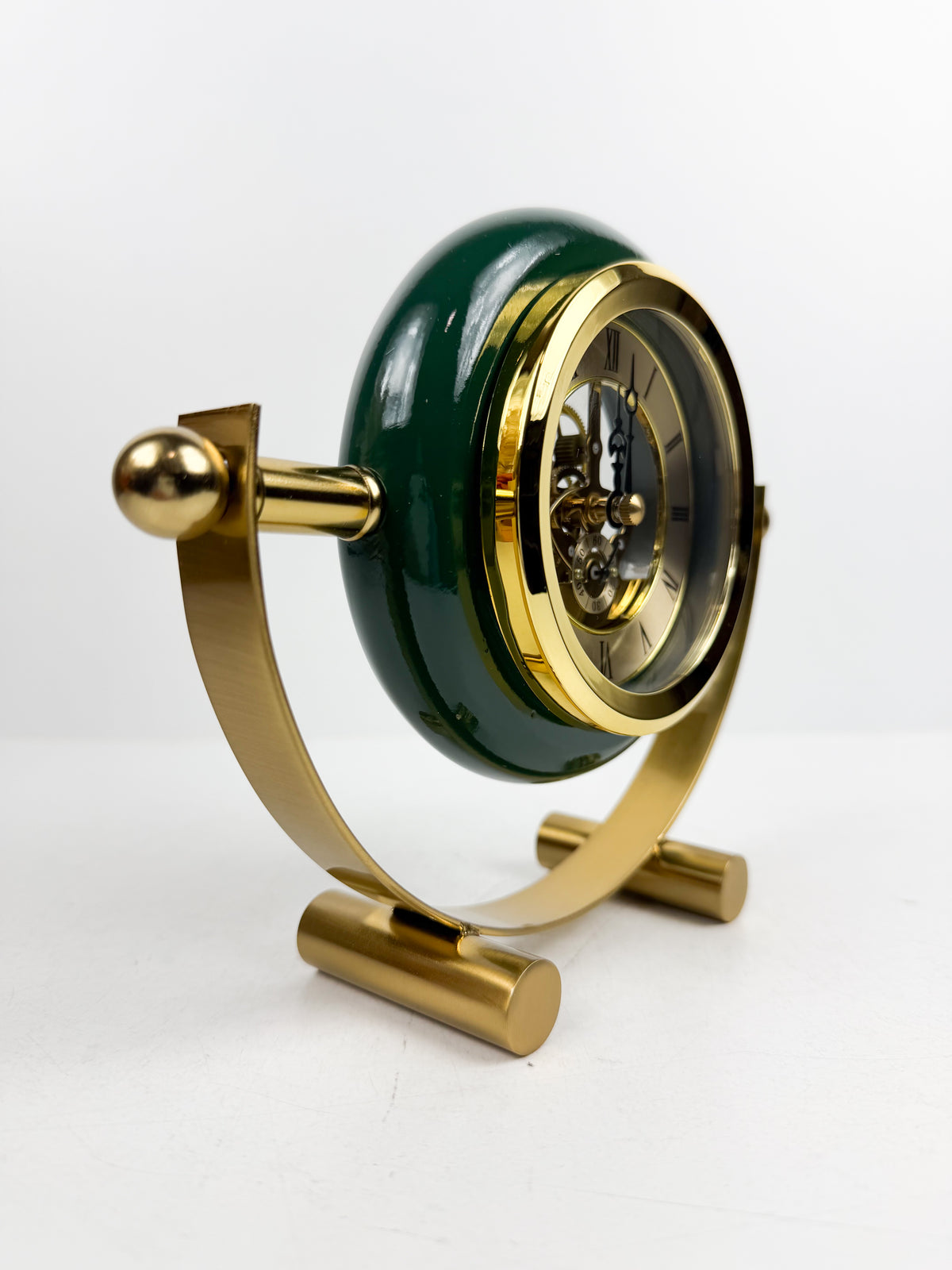 Horloge de table en métal doré de contour en vert élégant.