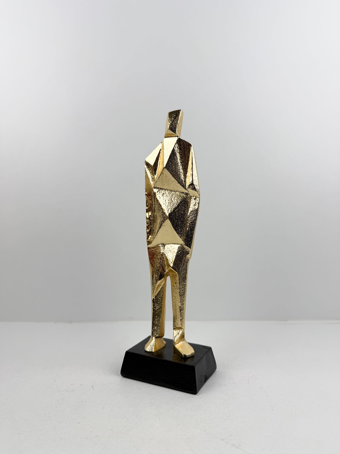 Sculpture abstraite moderne représentant un personnage debout aux formes épurées