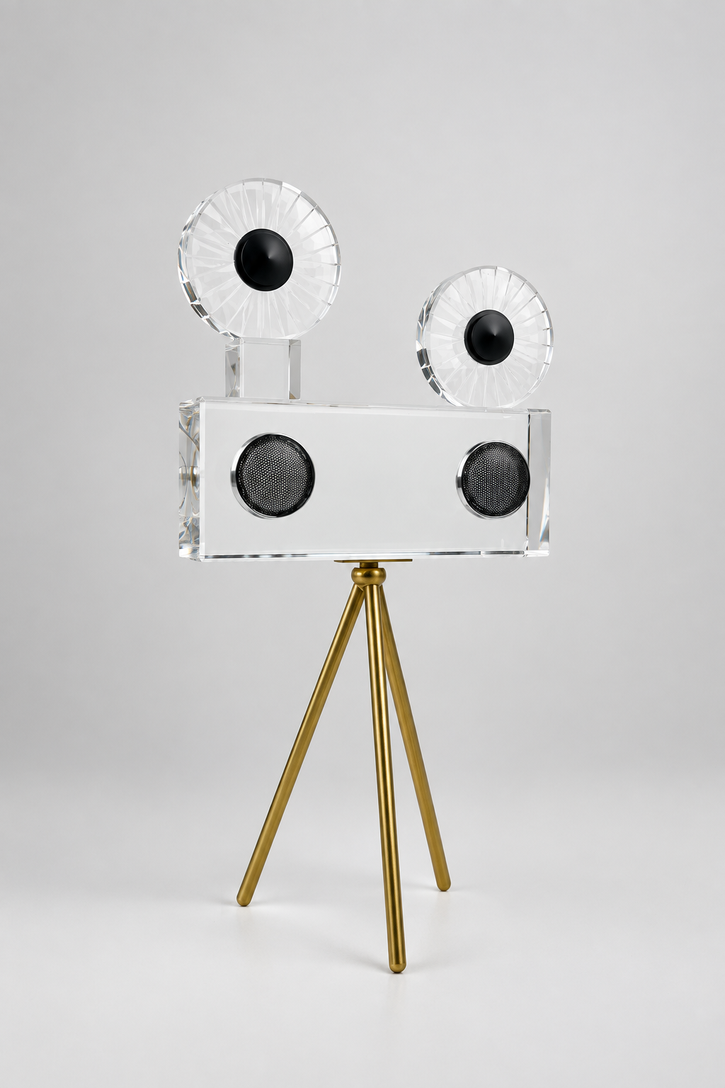 Projecteur caméra cinéma vintage sur trépied doré.