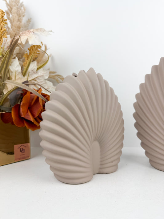 Vase décoratif en forme de coquillage beige