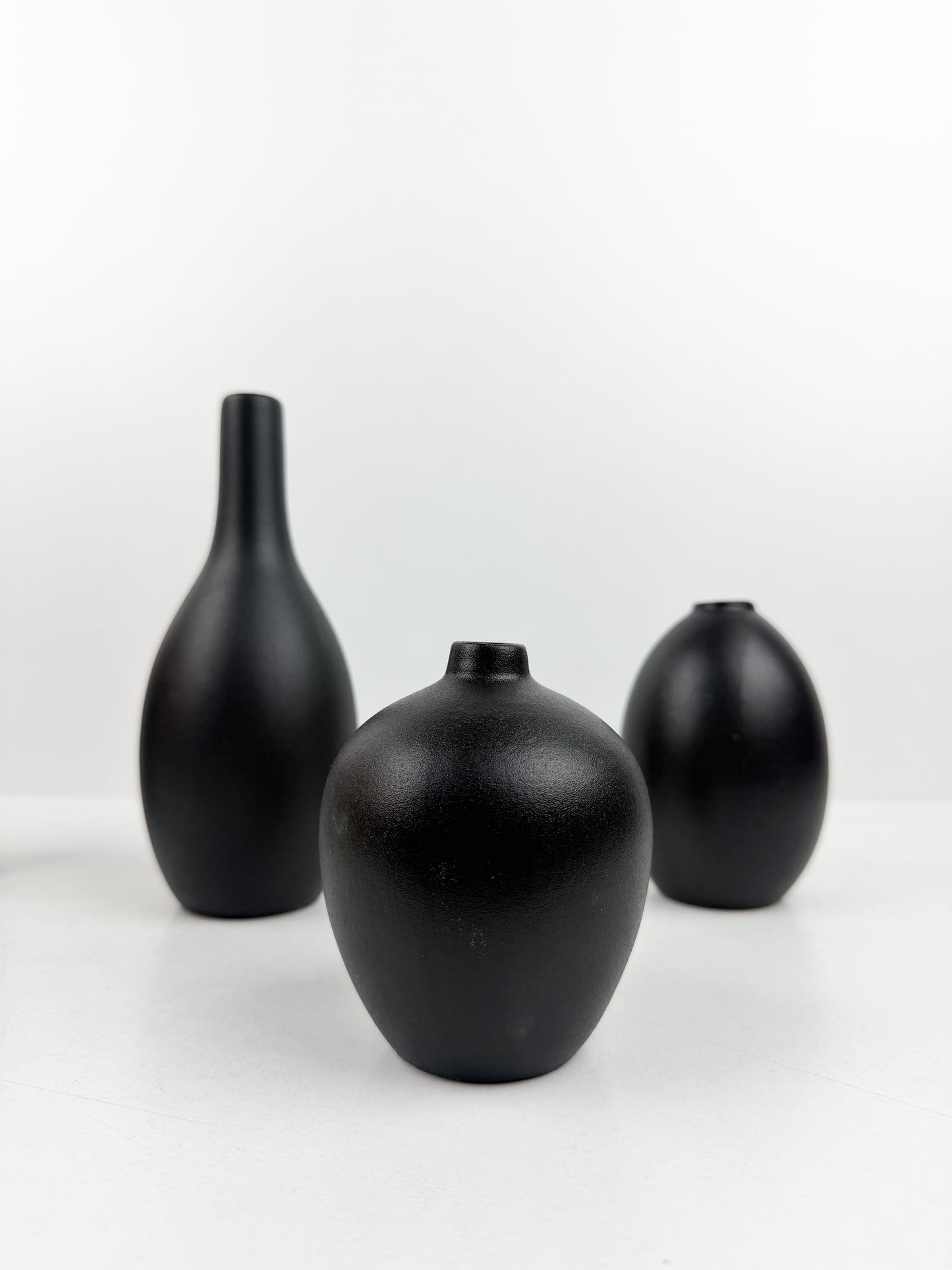 Ensemble de quatre vases miniatures en céramique noire