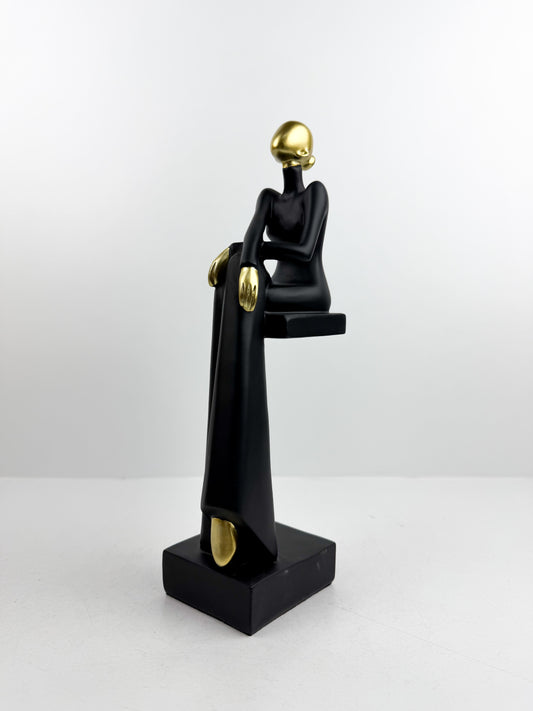 Sculpture moderne représente une femme en posture assise