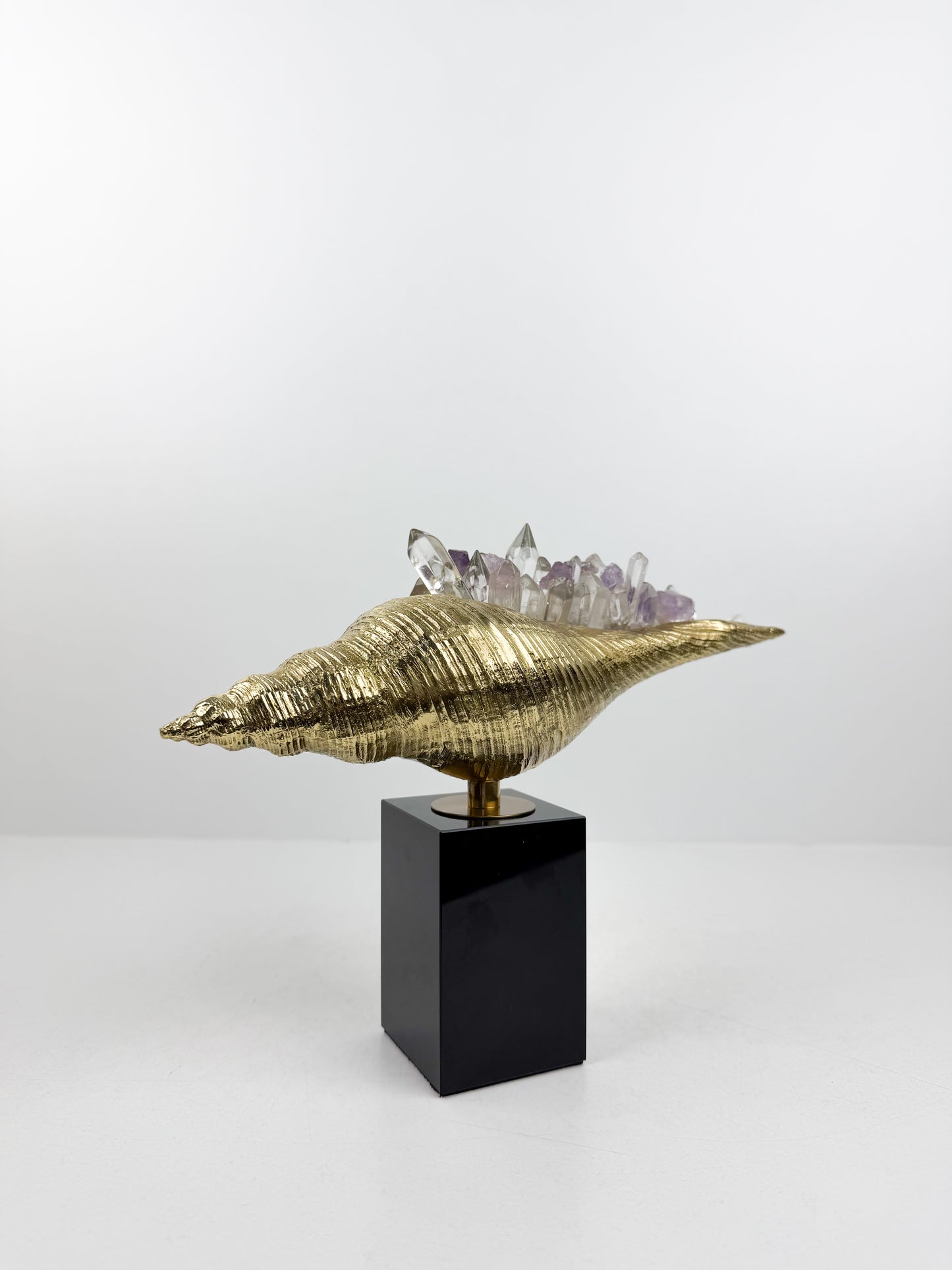 Sculpture de luxe de forme coquillage alliant l'élégance intemporelle du laiton doré aux reflets captivants des cristaux naturels