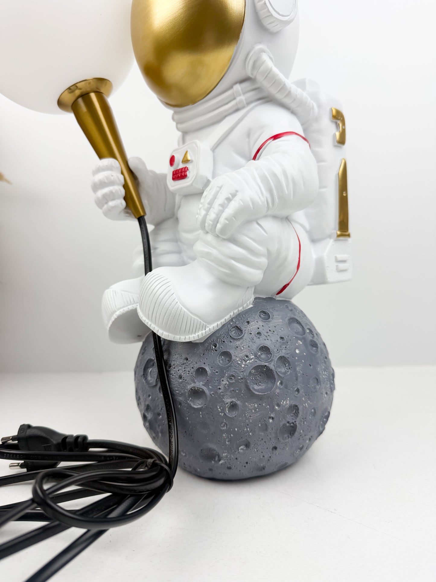 Lampe figurine décorative allie style spatial et charme ludique