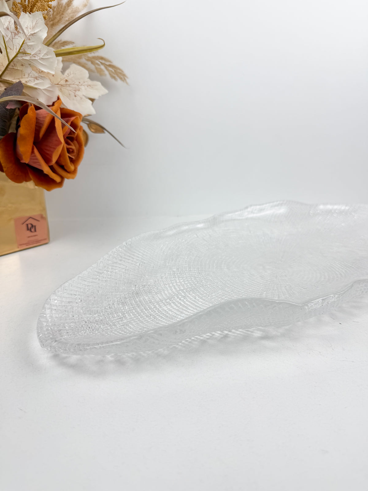 Magnifique plat en verre finement travaillé inspirée par la finesse des formes organiques.