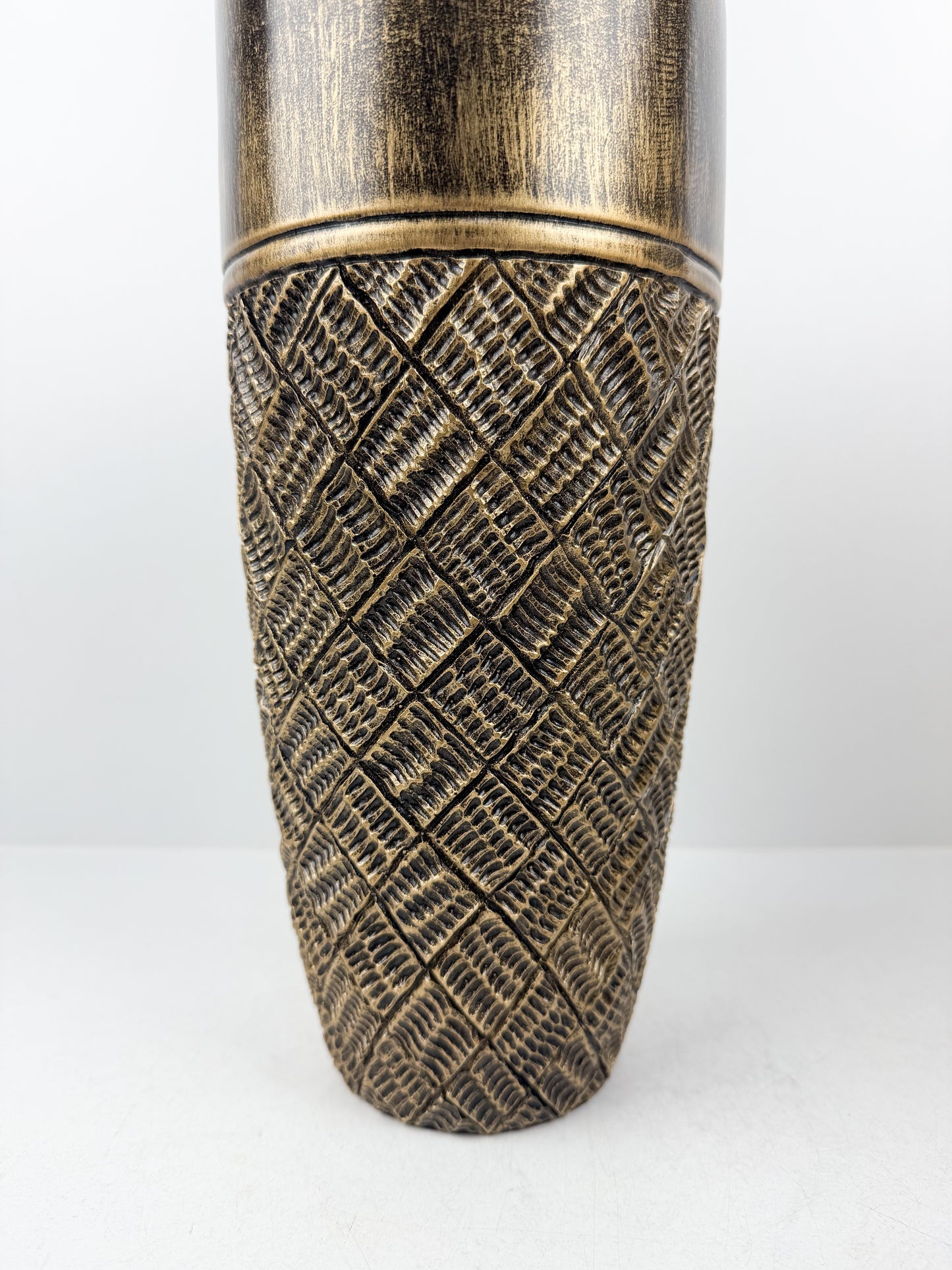 Vase en résine noir aux motifs dorés